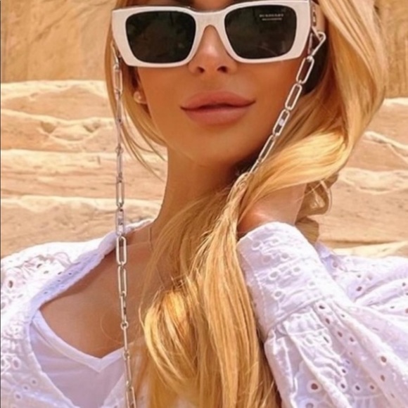 BURBERRY CLASSIC RECTANGLE SUNGLASSES WITH BOLD “B” LOGO & DETACHABLE B CHAIN - Picture 5 of 16